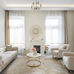 Bpr Etienne Charming , Budapest Hungary